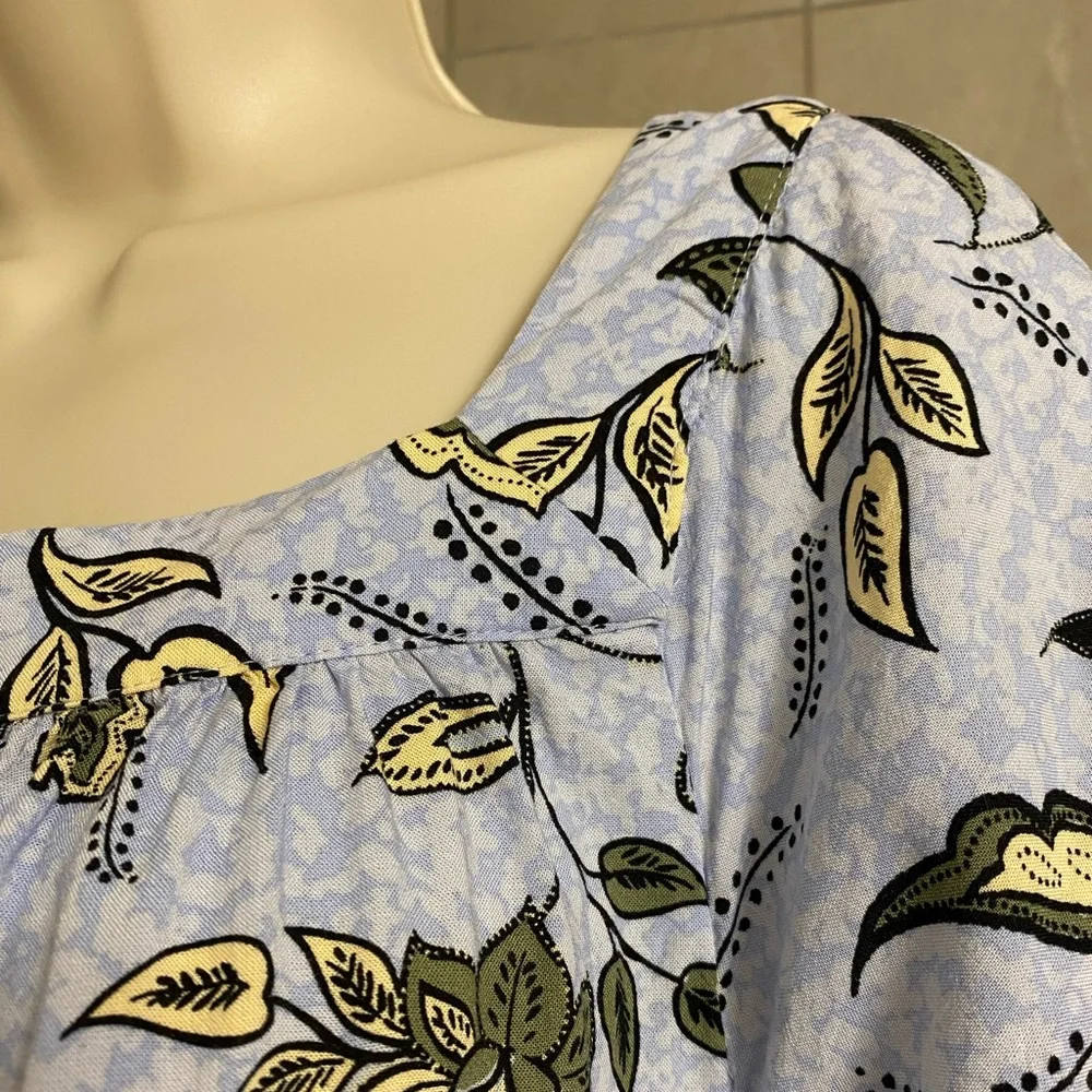 EUC Ann Taylor Factory lightweight flowered short sleeved top, size Small